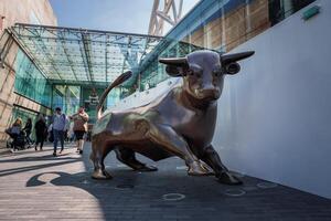 dell'arena dinamico Toro statua si crogiola nel Birmingham, UK luce del sole foto