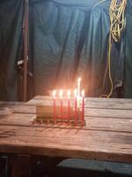 candele chanukah agli angoli delle strade foto