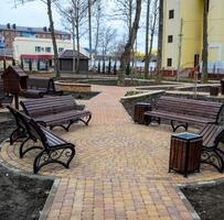 panchine nel il parco. marciapiede piastrella nel il parco. infrastruttura di tempo libero nel il parco foto