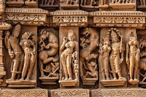 sculture su adinath jain tempio, khajuraho foto