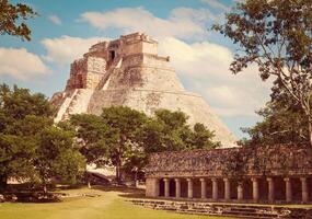 Maya piramide piramide di il mago nel uxmal foto