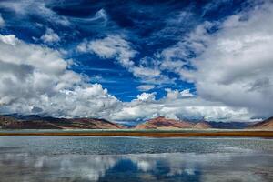 montagna lago tso kar nel Himalaya foto