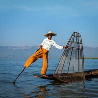 pescatore birmano al lago inle, myanmar foto