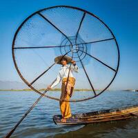 pescatore birmano al lago inle, myanmar foto