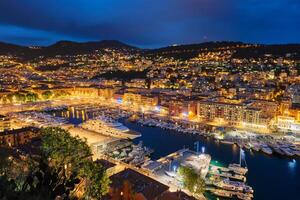 Visualizza di vecchio porta di simpatico con yacht, Francia nel il sera foto