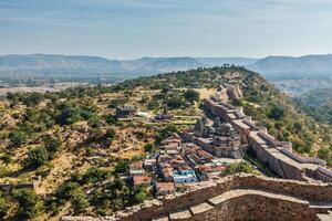 templi e case dentro kumbhalgarh forte. Rajasthan, India foto