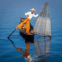 pescatore birmano al lago inle, myanmar foto