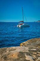 yacht barca a sarakiniko spiaggia nel Egeo mare, milos isola , Grecia foto