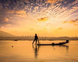 tradizionale birmano pescatore a inle lago Myanmar foto