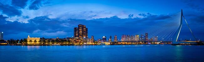 Visualizza di erasmus ponte erasmusbrug e rotterdam orizzonte. Rotterdam, Olanda foto