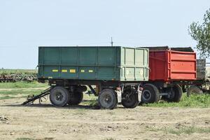 rimorchi camion per un' trattore. il trailer per carico mezzi di trasporto foto