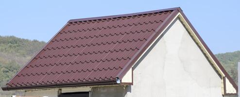il tetto di ondulato foglio. Marrone ondulato metallo profilo tetto. foto