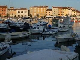 Barche nel porto a Rovigno, Croazia. foto