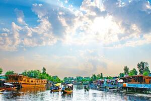 dal lago e il bellissimo montagna gamma nel il sfondo, nel il estate barca viaggio, di città Srinagar kashmir India. foto