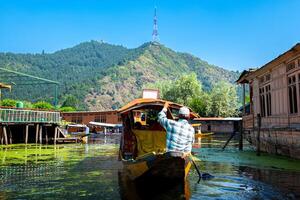 dal lago e il bellissimo montagna gamma nel il sfondo, nel il estate barca viaggio, di città Srinagar kashmir India. foto