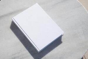 vuoto libro per modello design su marmo tavolo di il nuoto piscina foto