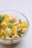 ciotola di salutare fresco frutta insalata su bianca sfondo foto