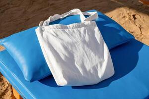 modello acquirente borsetta spiaggia sabbia sfondo foto