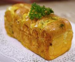 fresco grigliato delizioso Sandwich con guarnizione e Riempimento plated nel bianca piatto, appena appena al forno foto