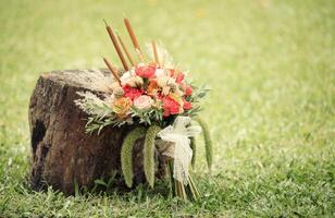 nozze fiori, bridal mazzo avvicinamento. decorazione fatto di Rose, peonie e decorativo impianti foto