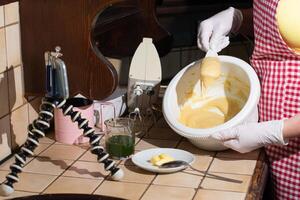 donna cucinando spinaci muffin passo di fare un passo, miscelazione ingredienti con spatola foto