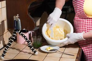 donna cucinando spinaci muffin passo di fare un passo, miscelazione ingredienti con spatola foto