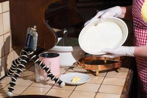 donna cucinando spinaci focaccina passo di fare un passo, fabbricazione francese camicia nel cottura al forno piatto foto