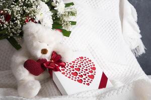 San Valentino giorno regalo, orsacchiotto orso con un' cuore, un' scatola di praline e un' mazzo foto
