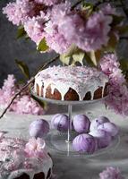 bellissimo Pasqua torta su il tavolo, e colorato uova, fatti in casa torte, ancora vita foto