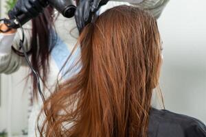 foto di un' europeo ragazza con lungo e bellissimo brunetta capelli a il bellezza salone. brillante e salutare capelli.