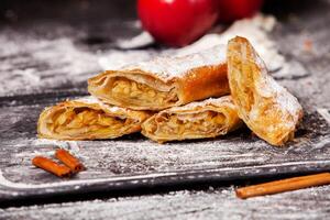 Torte fritte tradizionali della Romania con patate, formaggio e cavolo. cibo rumeno. foto