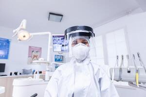 paziente primo persona Visualizza di dentista indossare sicurezza Ingranaggio contro coronavirus nel dentale ufficio. stomatologia indossare sicurezza Ingranaggio contro covid durante heatlhcare dai un'occhiata di paziente. foto