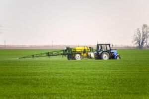 trattore fabbricazione fertilizzante di spray foto