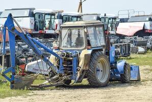 trattore, in piedi nel un' riga. agricolo macchinari. foto