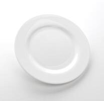 bianca piatto isolato su bianca tavolo, vuoto piatto modello foto