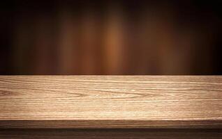 legna sfondo tavolo. vuoto legna tavolo superiore e sfocatura nel buio notte sfondo. per montaggio Prodotto Schermo foto