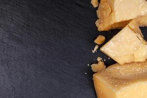 parmigiano formaggio su nero pietra sfondo foto