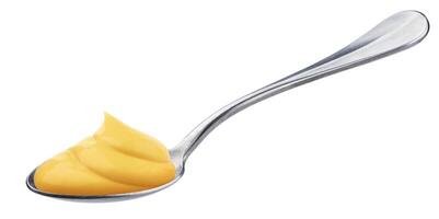 Maionese nel cucchiaio isolato su bianca sfondo, turbine di giallo formaggio salsa foto