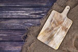 di legno tavolo con tela ruvida stoffa e taglio tavola foto