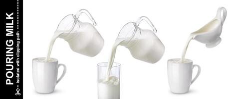 scrosciante latte a partire dal brocca in bicchiere e tazza isolato su bianca sfondo foto