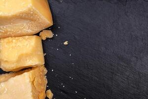 parmigiano su nero sfondo foto