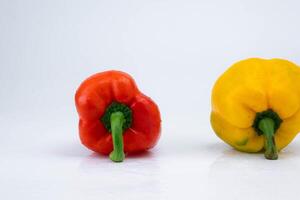 Due campana peperoni isolato su bianca sfondo. campana peperoni di vario colori su un' bianca sfondo. foto