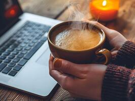 ai generato giovane donna prende un' rompere potabile caldo caffè con Fumo dopo studiando o Lavorando su un' di legno tavolo. selettivo messa a fuoco su tazza foto