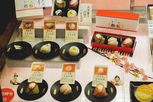 nara città, Giappone 2023- replica giapponese dolce Schermo nel vetrina a souvenir negozio nel nara città, Giappone. foto