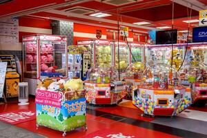 osaka città, Giappone, 2023- interno Visualizza con interesse giocattoli macchina e bambole Consiglio dei ministri catture nel giapponese Giochi negozio a tana tana cittadina la zona. foto