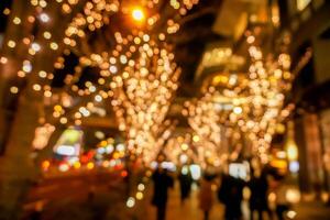 sfocato e bokeh di guidato refezione illuminazione su alberi dopo Natale e nuovo anno con città notte vita nel osaka, Giappone. foto