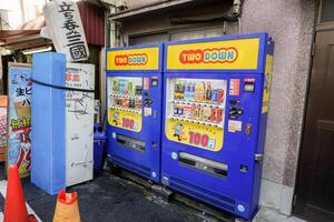 osaka città, Giappone, 2023 - concorrenza nel il attività commerciale di vendita bevande a partire dal vending macchina iniziò per salire nel Giappone. così noi spesso vedere bevande a un' scontato prezzo nel un' tipico vicolo nel il città. foto