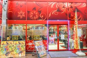 osaka città, Giappone, 2023- giapponese flipper Giochi negozio pacchinko con colorato e luminosa di guidato luci e cartelloni decorativo nel lato. pacchinko è il maggior parte popolare gioco d'azzardo nel Giappone. foto