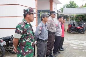 kuaro kalimantan timor, Indonesia 18 gennaio 2024. parecchi linmas persone siamo essere allenato di il indonesiano militare foto