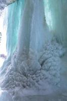 una grande cascata ghiacciata. 3 cascate in daghestan foto